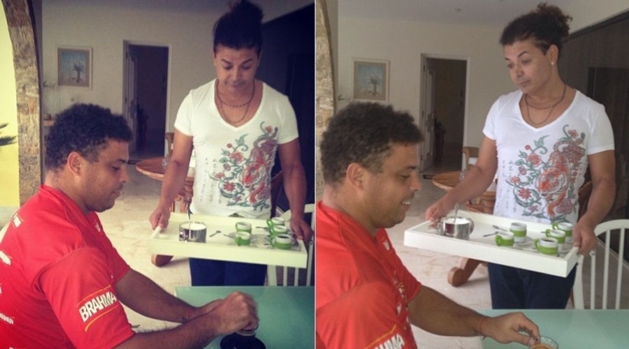 David Brazil serve café para o jogador Ronaldo (23/2/2012)