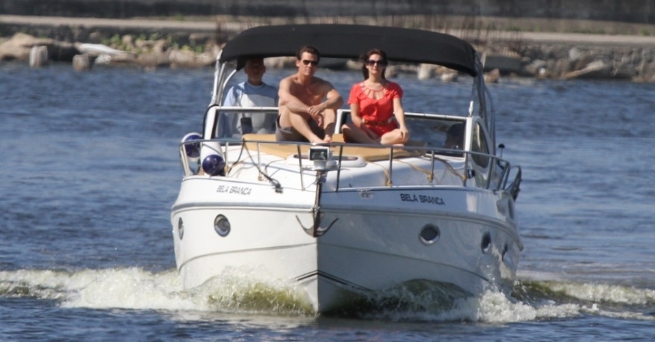 Josh Brolin passeia de barco com amiga no Rio de Janeiro (22/2/12)