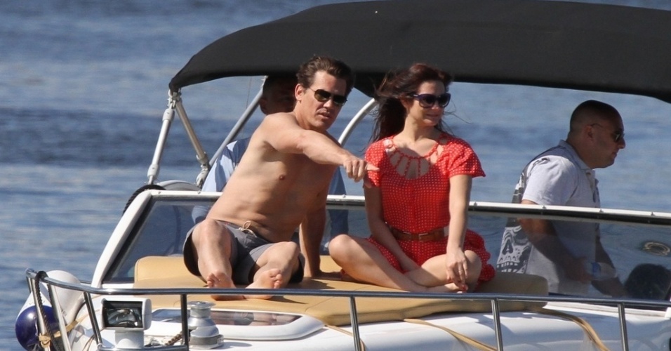 Josh Brolin passeia de barco com amiga no Rio de Janeiro (22/2/12)