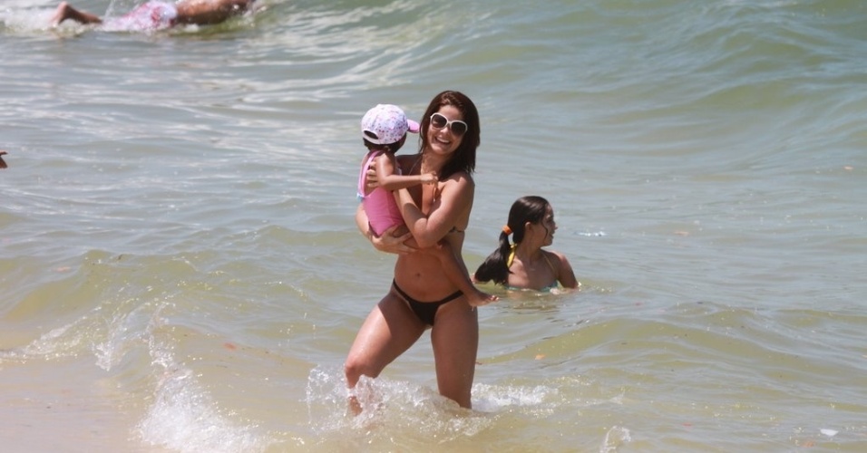 A atriz Samara Felippo brinca com a filha Alícia sol na praia da Reserva. "Le está aqui. Veio passar um finde!! #feliz hehe", escreveu a atriz no Twitter sobre o marido (24/2/12)