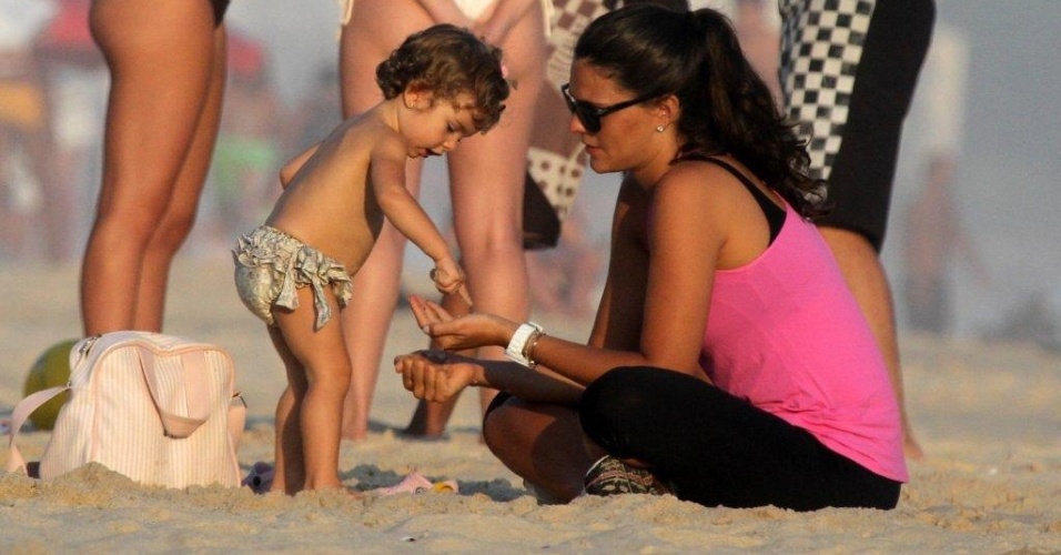 Daniella Sarahyba curte praia com a filha, Gabriela, em Ipanema, zona sul do Rio (24/2/2012)