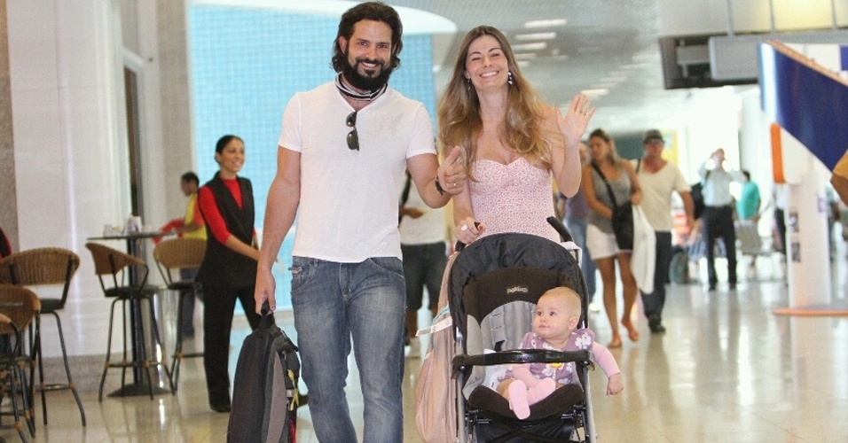 Iran Malfitano é clicado com a esposa, Elaine Albano, e com a filha, Laura, no aeroporto Santos Dumont, centro odo Rio (24/2/2012)