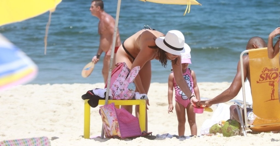 Samara Felippo e a filha, Alícia, tomaram sol na Praia da Reserva nesta sexta (24/2/12)