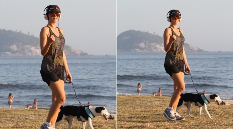 Ellen Jabour caminha pela orla da praia da Barra da Tijuca, zona oeste do Rio (27/2/2012)