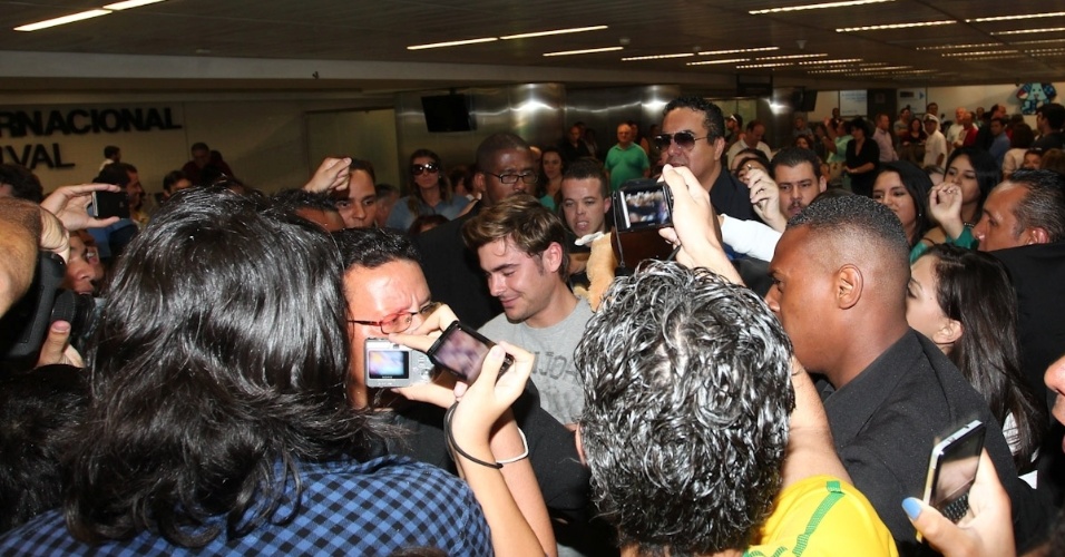 Zac Efron é assediado pelos fãs ao desembarcar em São Paulo nesta terça-feira. O ator irá participar de três inaugurações de lojas na capital e também no interior (Campinas e Ribeirão Preto) (28/2/12) 