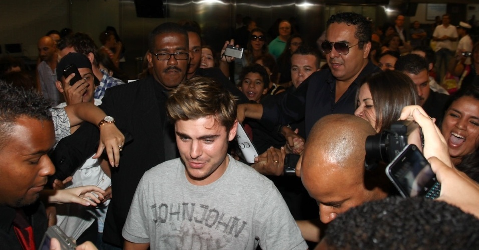 Zac Efron é assediado pelos fãs ao desembarcar em São Paulo nesta terça-feira. O ator irá participar de três inaugurações de lojas na capital e também no interior (Campinas e Ribeirão Preto) (28/2/12) 
