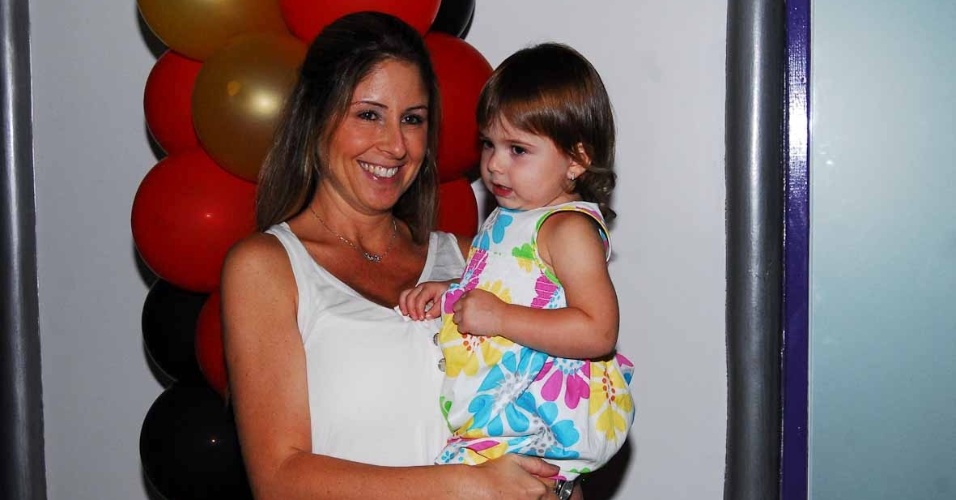 A apresentadora Patrícia Maldonado leva a filha Nina ao aniversário de Gabriel, filho da apresentadora Chris Flores, em São Paulo (28/2/12)