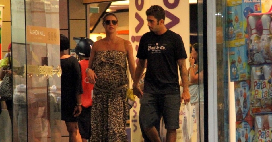 Luana Piovani e o marido, Pedro Scooby, passeiam em shopping do Rio (29/2/2012)