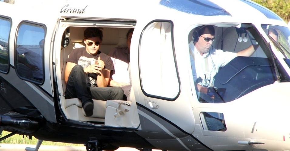 O ator Zac Efron desembarca em heliponto de Ribeirão Preto, em São Paulo. Logo depois, o ator causou tumulto ao cancelar presença em loja de São Paulo (28/2/12)