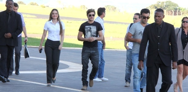 O ator Zac Efron desembarca em heliponto de Ribeirão Preto, em São Paulo. Logo depois, o ator causou tumulto ao cancelar presença em loja de São Paulo (28/2/12)