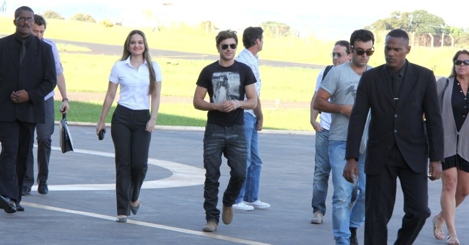 O ator Zac Efron desembarca em heliponto de Ribeirão Preto, em São Paulo. Logo depois, o ator causou tumulto ao cancelar presença em loja de São Paulo (28/2/12)