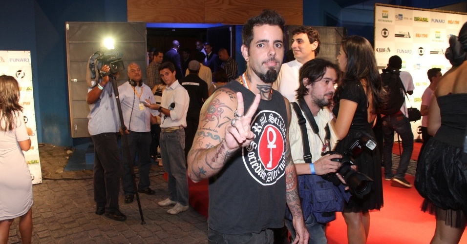 O vocalista do Detonautas, Tico Santa Cruz, durante premiação no Rio de Janeiro (28/2/12)