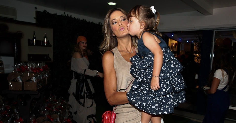 Rafaella Justus beija a mãe, Ticiane Pinheiro, ao chegar ao aniversário de Gabriel, filho da apresentadora Chris Flores, em São Paulo (28/2/12)