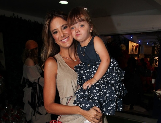 Ticiane Pinheiro leva a pequena Rafaella ao aniversário de Gabriel, filho da apresentadora Chris Flores, em São Paulo (28/2/12)