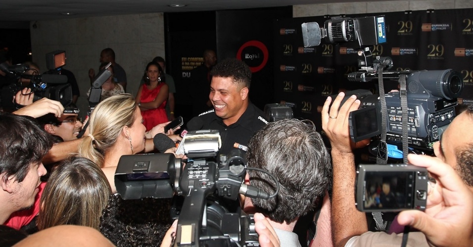 Garoto propaganda, Ronaldo atende jornalistas, ao chegar na comemoração em São Paulo (29/2/12)
