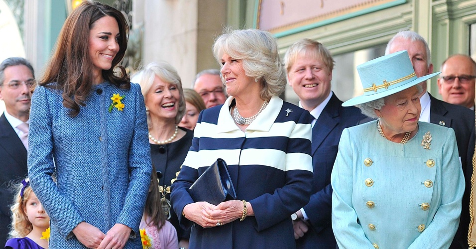 Kate Middleton, duquesa de Cambridge, comparece a evento em Londres acompanhada da madrasta do marido, príncipe Willian, Camilla Parker Bowles, e da Rainha Elizabeth 2ª (1/3/12)