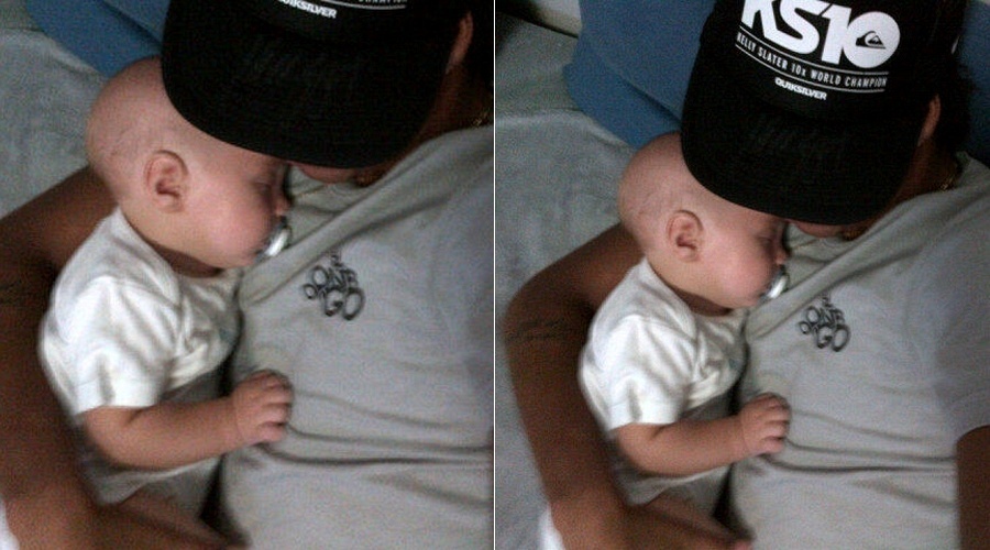 Neymar posa abraçado ao filho de seis meses, Davi Lucca (1/3/2012)