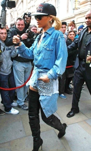 Rihanna causa tumulto ao deixar seu hotel em Londres para gravar participação em um programa de TV. A cantora estava usando botas de cano altíssimo, que cobriam quase toda sua perna (29/2/12)