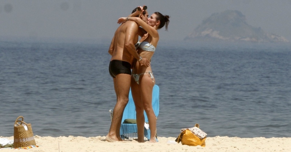 Glenda Kozlowski, apresentadora do "Esporte Espetacular", beija o namorado, Luiz Tepedino, na praia de Ipanema, na zona sul do Rio (2/3/12)
