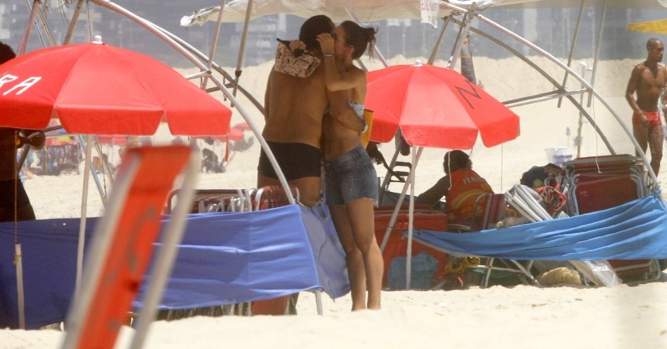 Glenda Kozlowski, apresentadora do "Esporte Espetacular", beija o namorado, Luiz Tepedino, na praia de Ipanema, na zona sul do Rio (2/3/12)