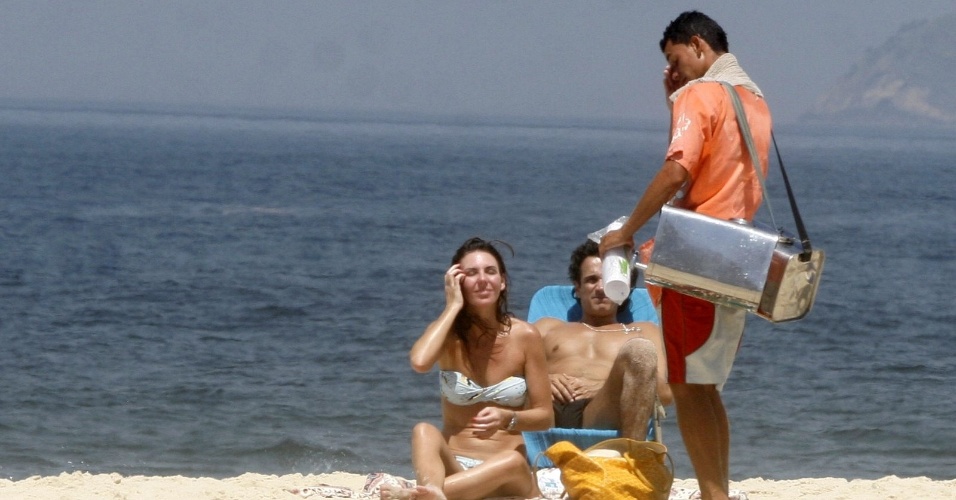 Glenda Kozlowski, apresentadora do "Esporte Espetacular", compra mate na praia de Ipanema, na zona sul do Rio (2/3/12)