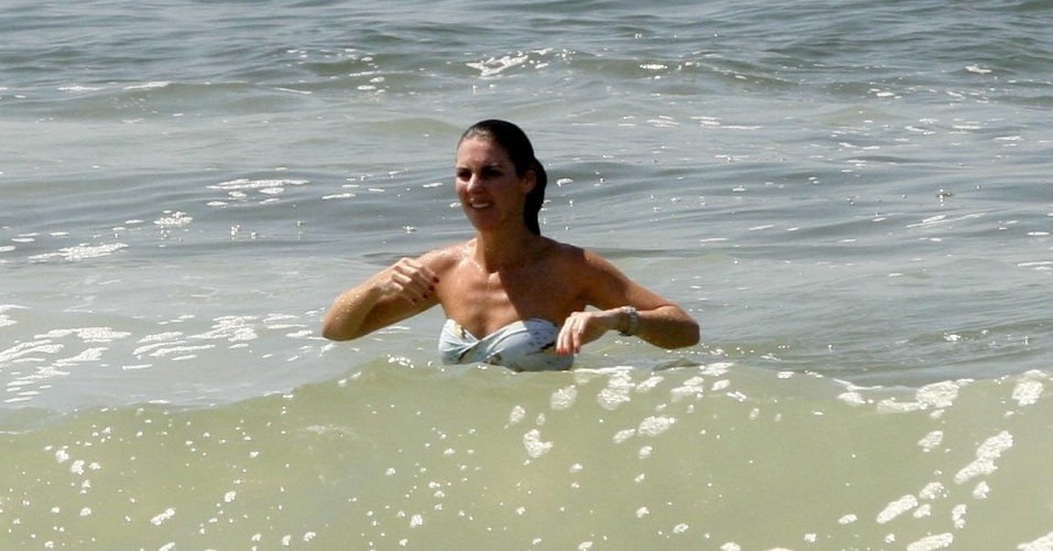 Glenda Kozlowski, apresentadora do "Esporte Espetacular", mergulha na praia de Ipanema, na zona sul do Rio (2/3/12)