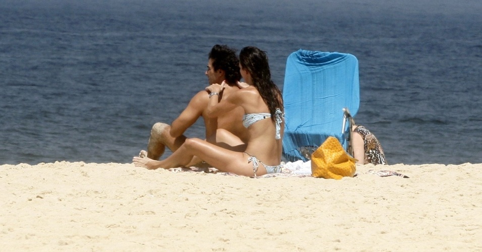 Glenda Kozlowski, apresentadora do "Esporte Espetacular", passa protetor solar no namorado, Luiz Tepedino, na praia de Ipanema, na zona sul do Rio (2/3/12)