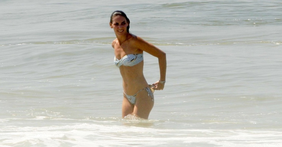 Glenda Kozlowski, apresentadora do "Esporte Espetacular", vai à praia de Ipanema, na zona sul do Rio (2/3/12)