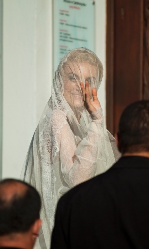 A top model Carol Trentini acena para os paparazzi no dia do seu casamento com o fotógrafo Fábio Bartelt em Itajaí, SC (3/3/12)
