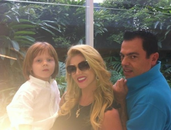 Val Marchiori posta foto com o filho Eike e o cabeleireiro Marco Biaggi. A socialite comentou no microblog: "Olhem o cabelo do meu filho Eike! De Ryco!!!" (3/3/12)