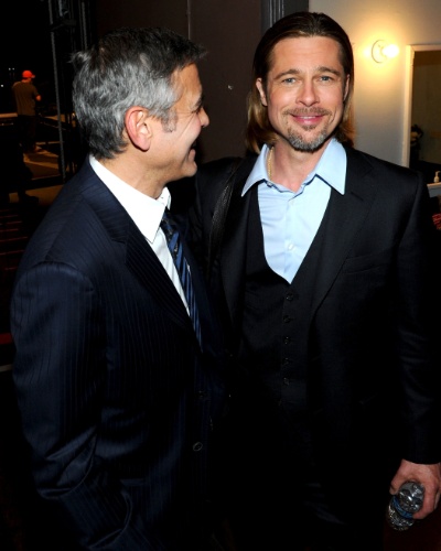 George Clooney e Brad Pitt conversam após leitura da  peça "8", em Los Angeles, na Califórnia (3/3/12)