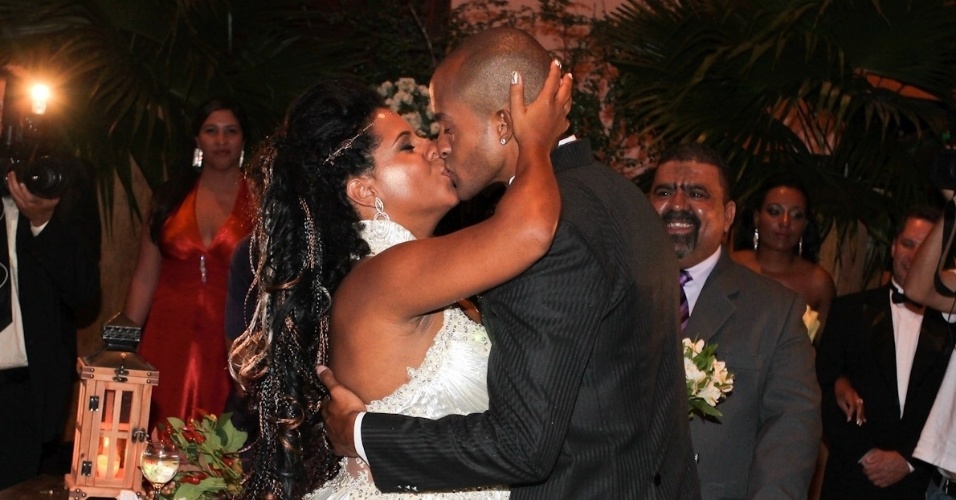 Grávida de oito meses, a ex-BBB Janaína e o modelo Márcio Xavier beijam-se durante seu casamento em São Paulo (4/3/12)