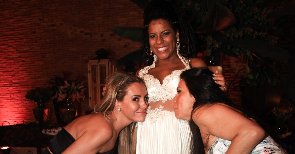Renata Banhara e Denise Tacto beijam a barriga de oito meses de Janaína no casamento da ex-BBB em São Paulo (4/3/12)