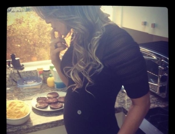 No Twitter, Claudia Leitte posta foto em que mostra sua barriga enquanto cozinha (5/3/12)
