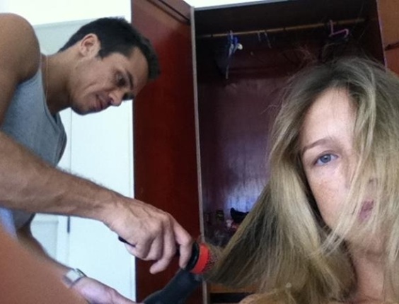 No Twitter, Luana Piovani posta foto em que aparece fazendo escova para ensaio fotográfico (6/3/12)