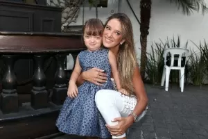 Ticiane Pinheiro posa ao lado da filha, Rafaella (6/3/2012) - Photo Rio News