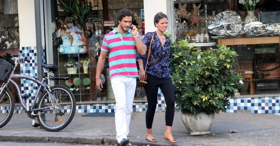 Paulo Rocha passeia por rua do Leblon, zona sul do Rio, acompanhado da namoradora (7/3/2012)