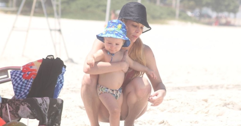 Danielle Winists curte praia com o filho, Guy, na Barra da Tijuca, zona oeste do Rio (8/3/2012). O menino é fruto da união da atriz com o ator Jonatas Faro. Danielle também é mãe de Noah