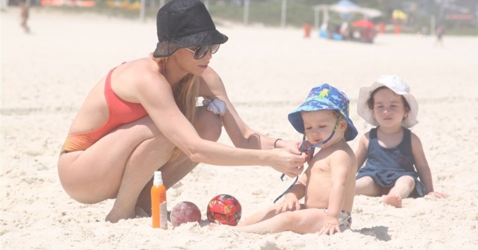 Danielle Winists curte praia com o filho, Guy, na Barra da Tijuca, zona oeste do Rio (8/3/2012). O menino é fruto da união da atriz com o ator Jonatas Faro. Danielle também é mãe de Noah