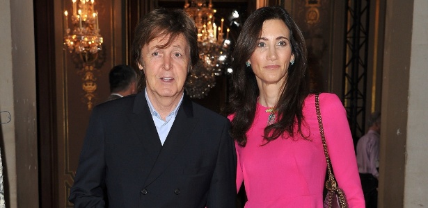 Paul McCartney e a mulher Nancy Shevell viajaram para a capital francesa para assistir ao desfile da filha do ex-Beatle, Stella McCartney, durante a Semana de Moda de Paris (6/2/12)