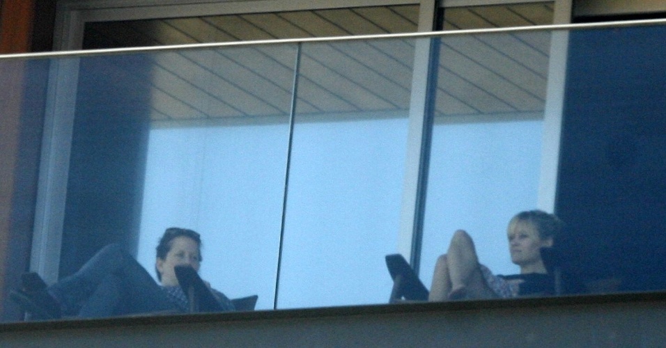 Reese Witherspoon observa a vista na sacada do hotel Fasano em Ipanema, no Rio de Janeiro. A atriz está no Brasil para divulgar o filme "Guerra é Guerra", que estreia dia 16 de março (8/3/12)