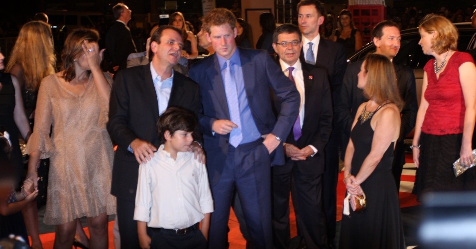 O príncipe Harry posa para fotos com o prefeito do Rio de Janeiro, Eduardo Paes, e sua família na festa de lançamento da campanha "Great" no Pão de Açúcar, na Urca, Rio de Janeiro (9/3/12)