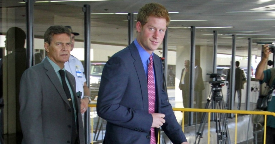 Príncipe Harry desembarca no aeroporto do Galeão, no Rio de Janeiro (9/3/12)