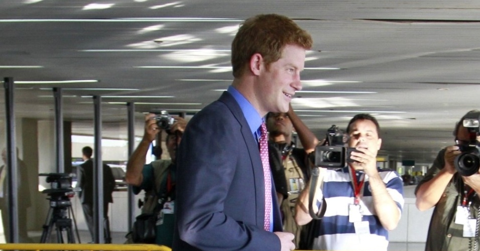 Príncipe Harry desembarca no aeroporto do Galeão, no Rio de Janeiro. A visita faz parte das comemorações do Jubileu de Diamante em comemoração aos 60 anos do reinado de sua avó, a rainha Elizabeth II (9/3/12)