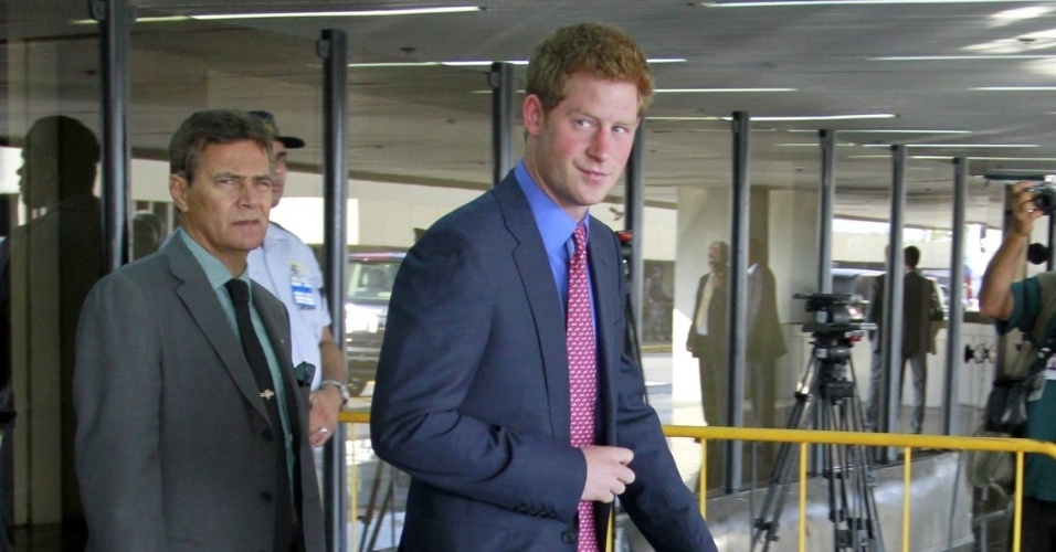 Príncipe Harry desembarca no aeroporto do Galeão, no Rio de Janeiro. É a primeira vez que o  neto da Rainha Elizabeth II visita o Brasil (9/3/12)
