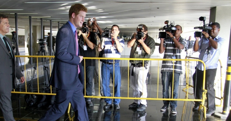 Príncipe Harry é recebido por fotógrafos ao sair do aeroporto do Galeão, no Rio de Janeiro (9/3/12)