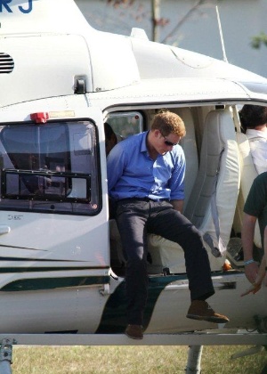 Príncipe Harry volta de passeio de helicóptero no Rio de Janeiro (9/3/12)