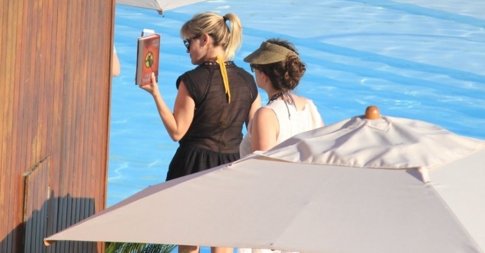 A atriz Reese Witherspoon aproveita o sol na piscina de hotel de Luxo em Ipanema, no Rio de Janeiro (9/3/12)