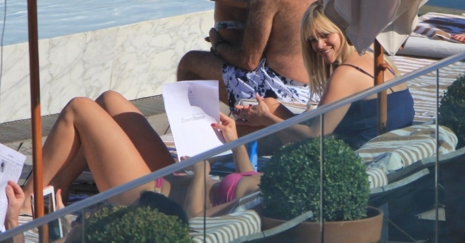 A atriz Reese Witherspoon aproveita o sol na piscina de hotel de Luxo em Ipanema, no Rio de Janeiro (9/3/12)