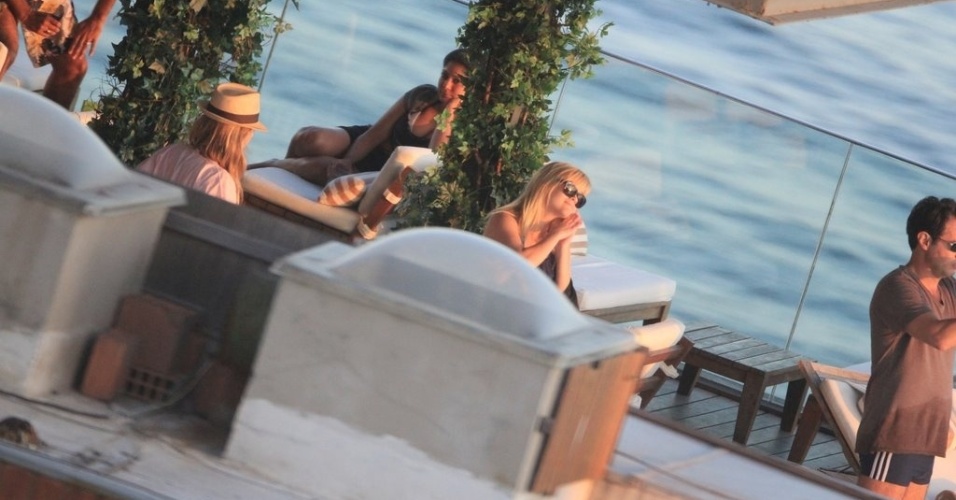 A atriz Reese Witherspoon assiste ao pôr do sol, da cobertura de hotel em Ipanema (9/3/12)